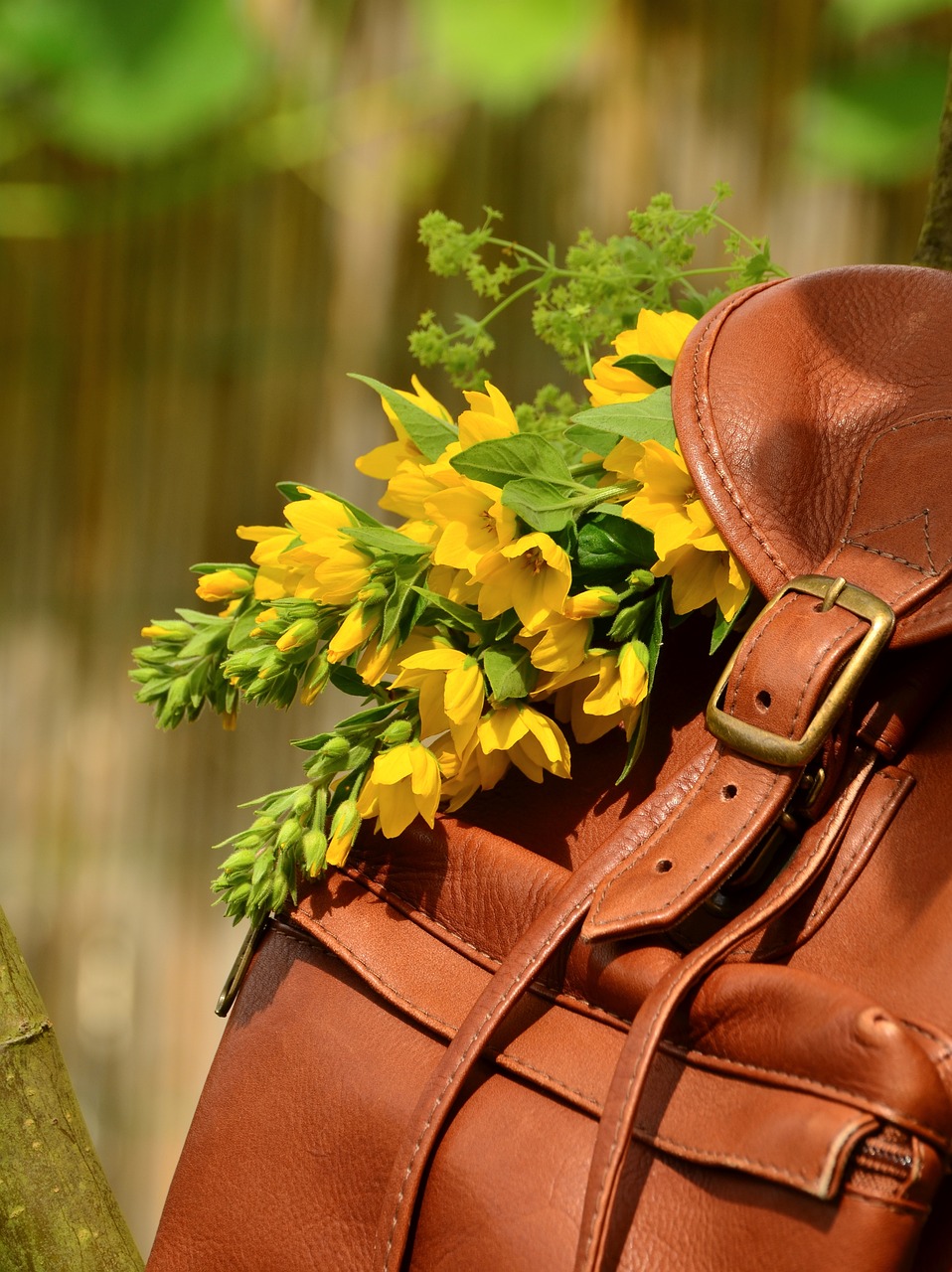un homme portant un sac à dos en cuir marron un homme portant un sac à dos en cuir marron